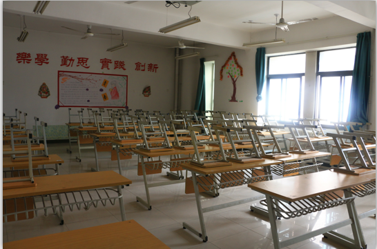 “学习雷锋,我先行”——学院学生积极行动清洁教室